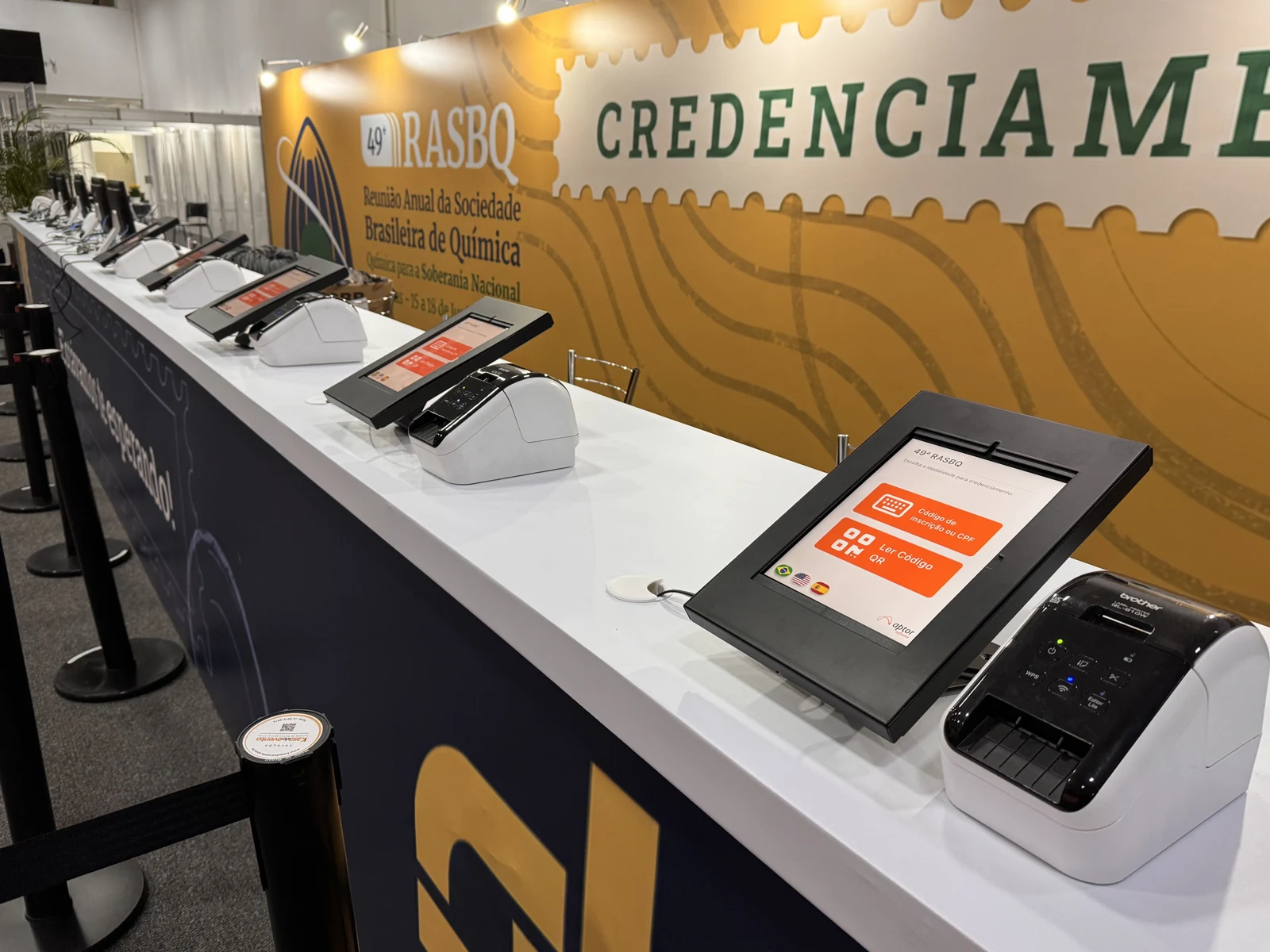 Totens EventWeb e impressoras de etiquetas na área de credenciamento