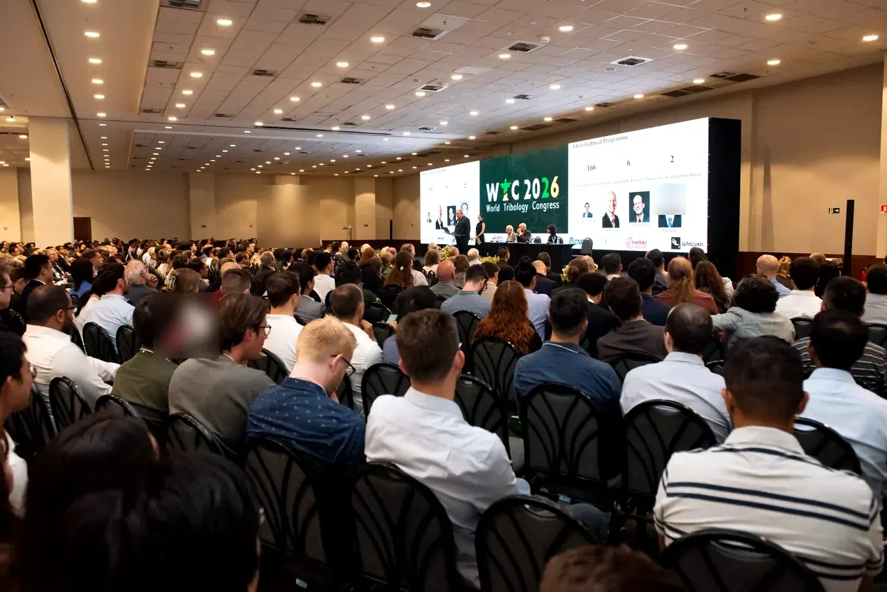 Participantes acompanhando uma sessão no auditório do World Tribology Congress 2026